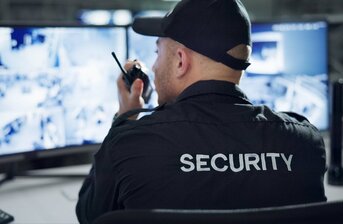 Jak zajistit bezpečnost ostrahy při práci v exteriéru?