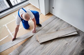 Bezpečnost práce podlaháře: Vyplatí se vsadit na kvalitní pracovní oděvy