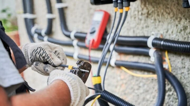 4 nejdůležitější zásady pro práci s elektrickými zařízeními pod napětím