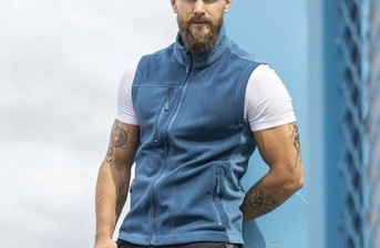 Fleecová vesta patří díky praktičnosti mezi základ pracovního šatníku