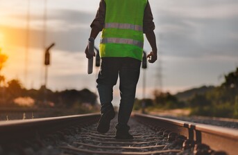Jak bezpečně pracovat na železnici: Pevná obuv a reflexní prvky jsou základ