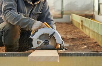 Jak bezpečně pracovat při řezání cirkulárkou? Pozor na oči a prsty