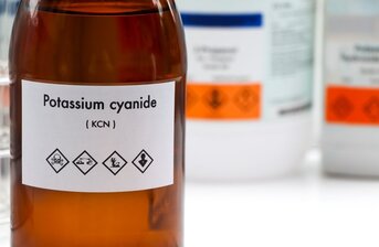 Jak na bezpečnost práce s kyanidem? Nepodceňujte kvalitní ochranné pomůcky