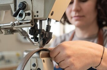 Jak nejlépe pracovat s vydělanou kůží: Od výběru materiálu k barvení