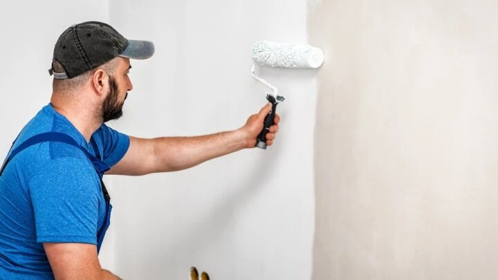 Jak se obléct na malování interiéru? Budete potřebovat brýle a montérky