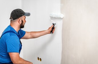 Jak se obléct na malování interiéru? Budete potřebovat brýle a montérky