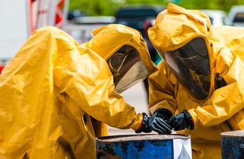 Bezpečnost práce v chemickém průmyslu: Jak se vyhnout otravě či poleptání?