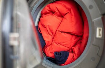 Jak udržovat zimní pracovní oděvy, aby byly příští sezonu jako nové