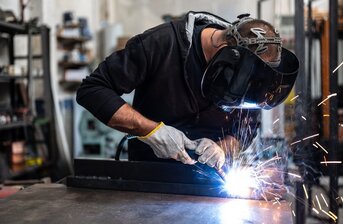 Jak svařovat měkkou ocel: Nejdůležitější je chránit si ruce a zrak