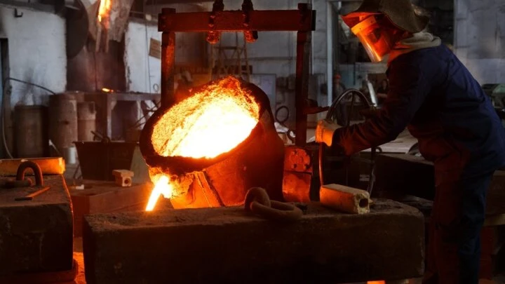 Jak zajistit maximální bezpečnost při práci s roztavenou ocelí a železem?