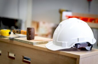 Jaká je životnost ochranné pracovní přilby a jak o ni pečovat