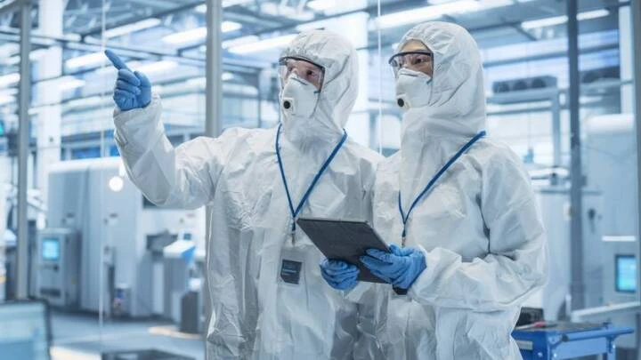 Aké nebezpečenstvo hrozí pri práci s oxidom sírovým?