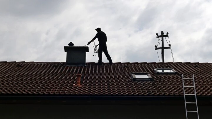 Jaké oblečení a pomůcky potřebuje kominík, aby mohl bezpečně pracovat?