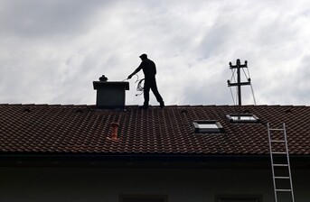 Jaké oblečení a pomůcky potřebuje kominík, aby mohl bezpečně pracovat?