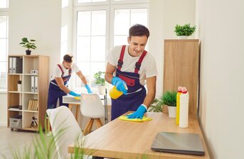 Jaké ochranné pomůcky jsou důležité pro pracovníky v úklidových službách?