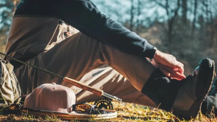 Není to jen o tichém sezení u řeky. Jaké rybářské oděvy potřebujete, když pracujete jako rybář?