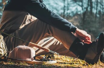 Není to jen o tichém sezení u řeky. Jaké rybářské oděvy potřebujete, když pracujete jako rybář?