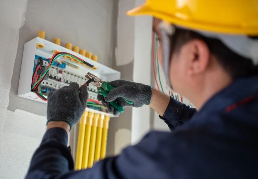 Elektrikár Bratislava Petržalka – spoľahlivá elektroinštalácia bez rizika a improvizácií.