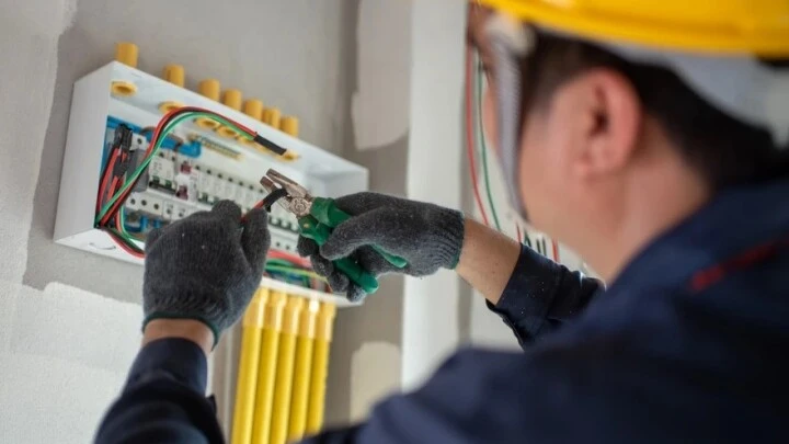 Aké zásady by mali dodržiavať elektrikári, aby bola ich práca bezpečná