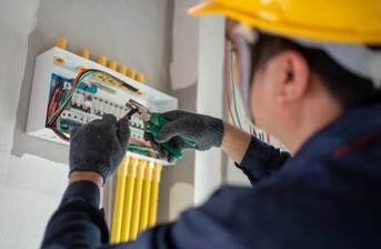 Aké zásady by mali dodržiavať elektrikári, aby bola ich práca bezpečná