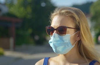 Je lepší jako ochranu před COVID-19 nosit roušku, nebo respirátor?