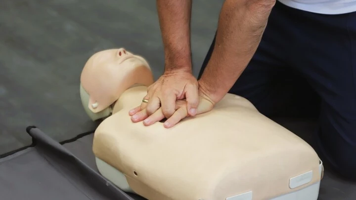 Kurzy první pomoci zachraňují na pracovišti životy. Přihlaste se na ně i vy