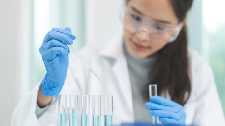 Práce chemika je různorodá, stejně jako její rizika. Ochrání vás před nimi nejen protichemické rukavice