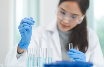 Práce chemika je různorodá, stejně jako její rizika. Ochrání vás před nimi nejen protichemické rukavice