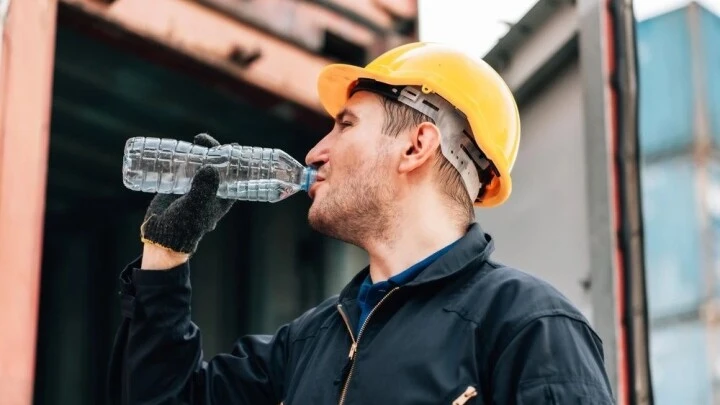 Proč je hydratace na pracovišti tak důležitá a jak ji zajistit?