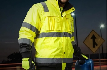 5 powodów, dla których warto nosić odblaskową odzież roboczą
