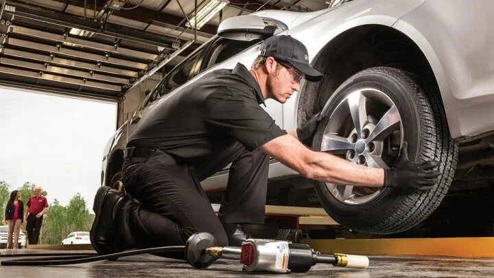 Při práci v autoservisu na vás číhá spousta rizik. Víte, na co si dát pozor?