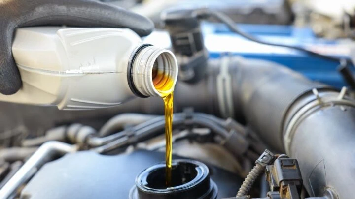 Strojárenský olej ohrozuje v práci až 500-tisíc Čechov, riskujú kĺbové ochorenia