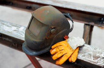 Przyłbica spawalnicza i rękawice… jakie jeszcze ubrania i środki ochrony potrzebuje spawacz do pracy?