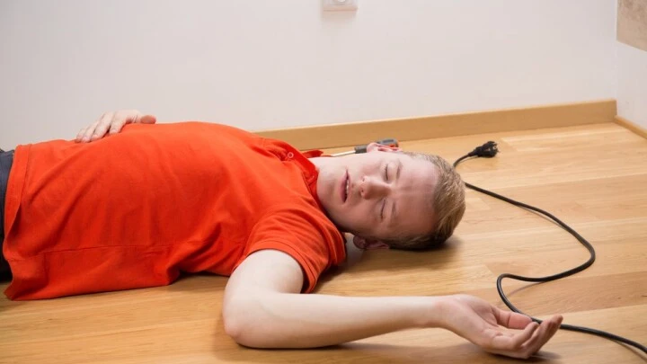 4 užitečné tipy, jak poskytnout první pomoc při úrazu elektrickým proudem
