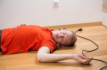 4 užitečné tipy, jak poskytnout první pomoc při úrazu elektrickým proudem