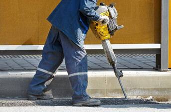 Zopakujte si hlavní bezpečnostní zásady práce s elektrickou sbíječkou